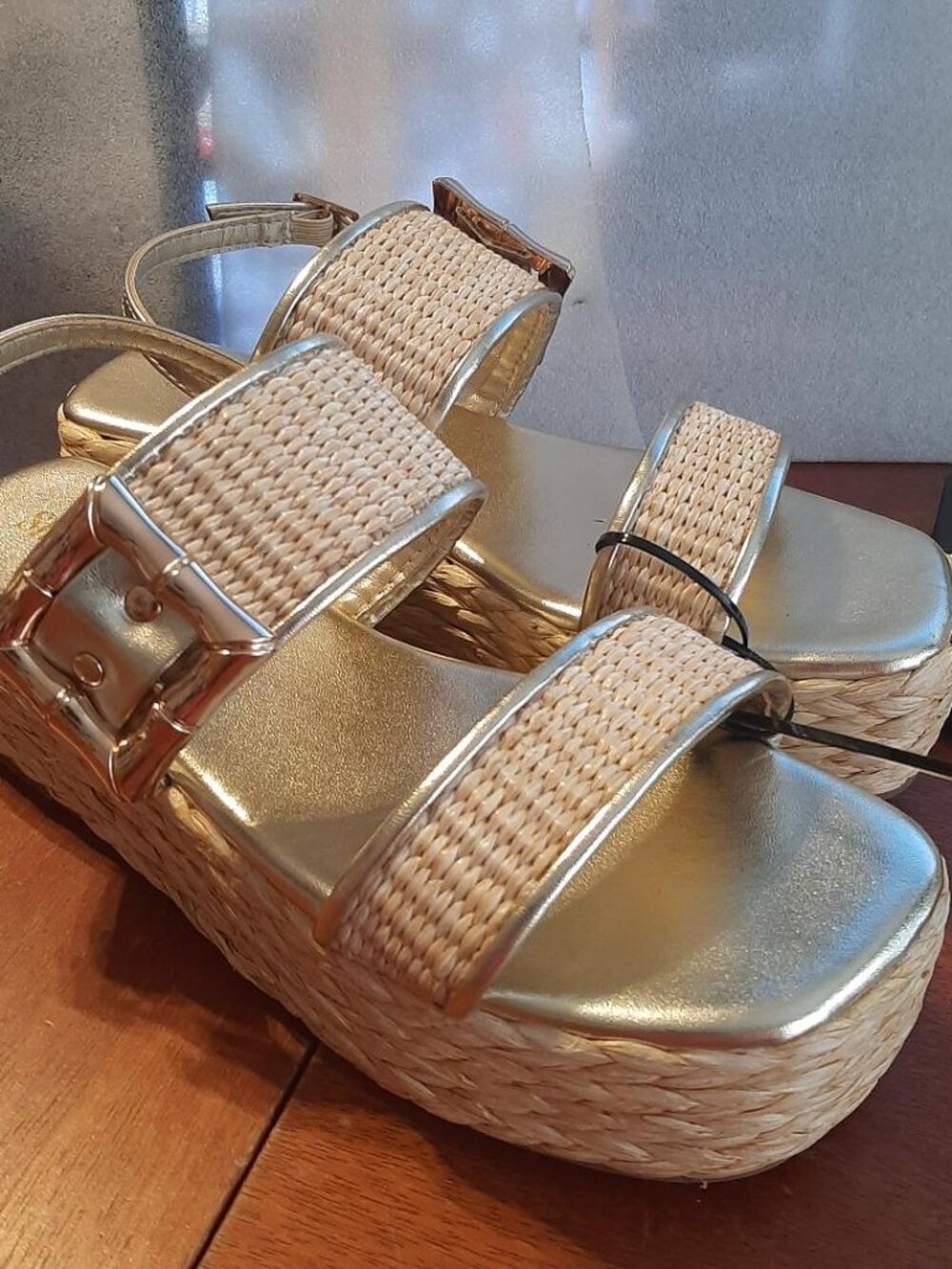 NEW ! Shoe' N Tale Metallic Gold Wedge Sandals Platform Size 8